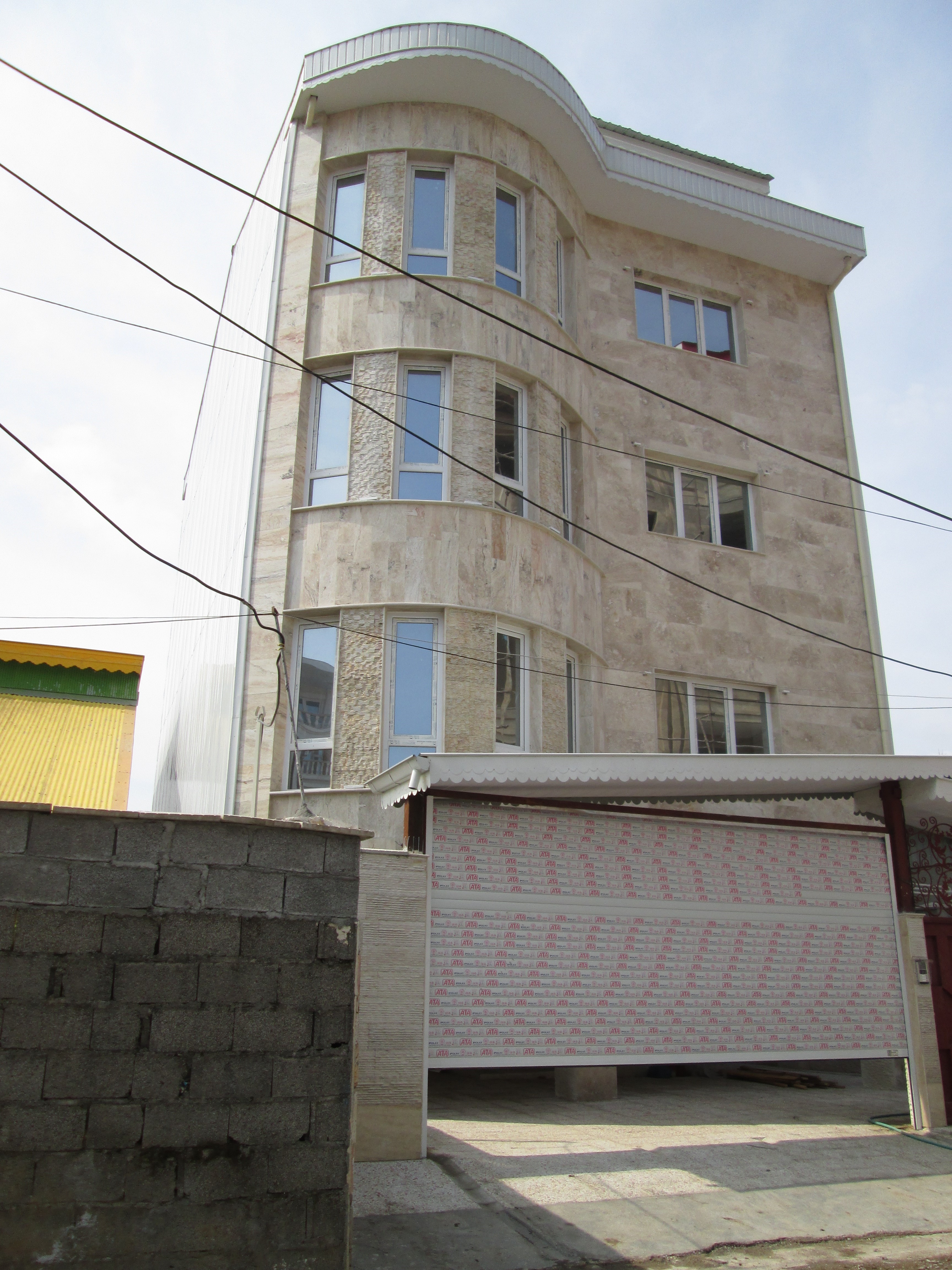 فروش آپارتمان سه طبقه سه واحدی در منطقه آزاد(کد:۵۵۷)
